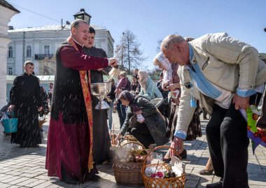 Kiev, Ukrayna - 08 Nisan 2018: St. Michael'ın Golden-Domed Manastırı Paskalya gıdaların geleneksel nimet.