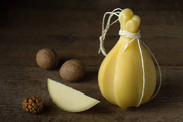 Cabeça Fatia Queijo Típico Italiano Caciocavallo Com Nozes Uma Superfície — Fotografia de Stock