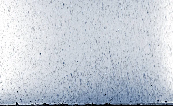 Regnet Rinner Med Stänk Ytan Pöl Selektivt Fokus — Stockfoto