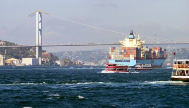 Bir konteyner gemisi ve birkaç küçük yolcu gemileri 15 Temmuz boğaz köprüsünde şehit. Istanbul, Türkiye. Seçici odak.