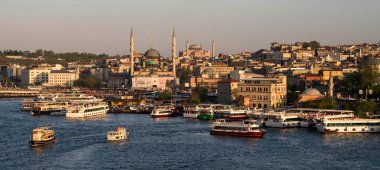 Istanbul sakinleri ve turistler, Istanbul, Türkiye'de 30 Nisan 2018 A sayıda günlük Sultan Ahmet Meydanı önünde Sultanahmet Camii (Sultan Ahmet Camii) ziyaret edin. Istanbul, Türkiye