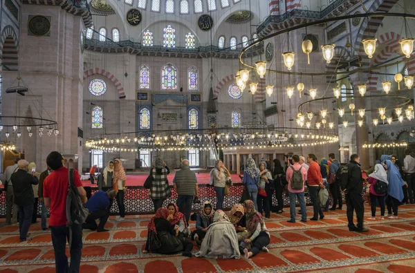 Istanbul sakinleri ve turistler, Istanbul, Türkiye'de 30 Nisan 2018 A sayıda günlük Sultan Ahmet Meydanı önünde Sultanahmet Camii (Sultan Ahmet Camii) ziyaret edin. Istanbul, Türkiye