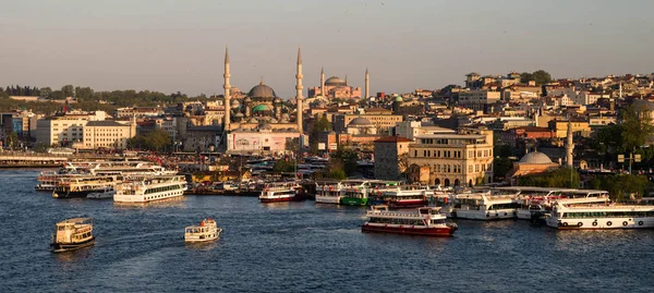 Istanbul sakinleri ve turistler, Istanbul, Türkiye'de 30 Nisan 2018 A sayıda günlük Sultan Ahmet Meydanı önünde Sultanahmet Camii (Sultan Ahmet Camii) ziyaret edin. Istanbul, Türkiye