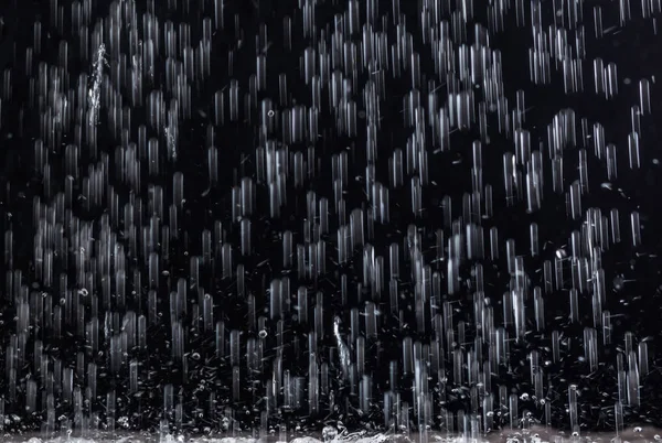 Textura Quedas Chuva Noturna Cai Com Salpicos Superfície Poça Foco — Fotografia de Stock