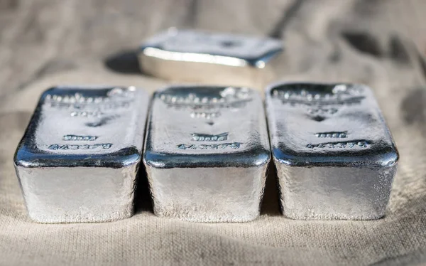 Kaba Kumaş Dokusuna Çerçevede Birkaç Gümüş Çubuklar Seçici Odak — Stok fotoğraf