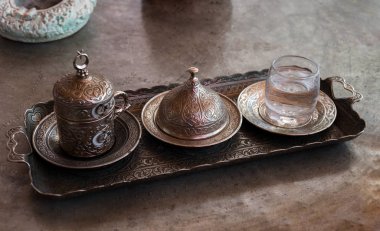 Orta Doğu'daki taze yapılmış kahve. Türkiye'de geleneksel kahve.