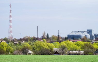Köyün tarım kompleksi, tahıl ambarı ve iletişim arka plan üzerinde alan kule.