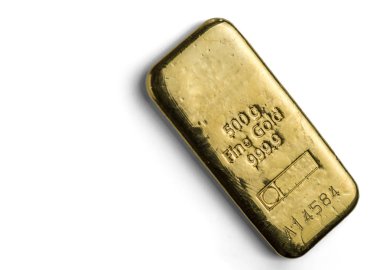 500 gram ağırlığında dökme altın çubuk yüzeyi. Altın külçe yüzeyinin dokusu. Beyaz arka planda yalıtılmış.