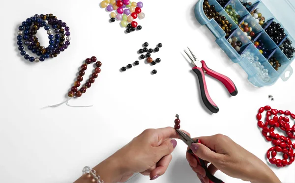 Fabrication Bijoux Bracelets Colliers Production Perles Multicolores Sur Fond Blanc — Photo