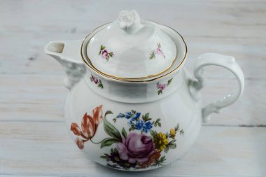 Bulanık bir arka planda izole porselen çaydanlık. Seçici odak.  