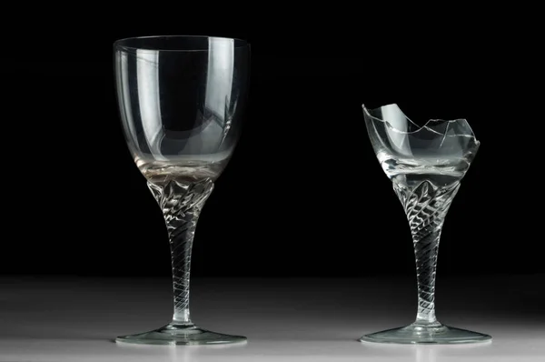 Twee Kristallen Wijn Glas Een Zwarte Spiegel Achtergrond Nieuwe Gebroken — Stockfoto