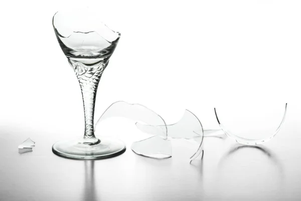 Zerbrochenes Weinglas Und Zerbrochenes Glas Isoliert Auf Weißem Hintergrund — Stockfoto