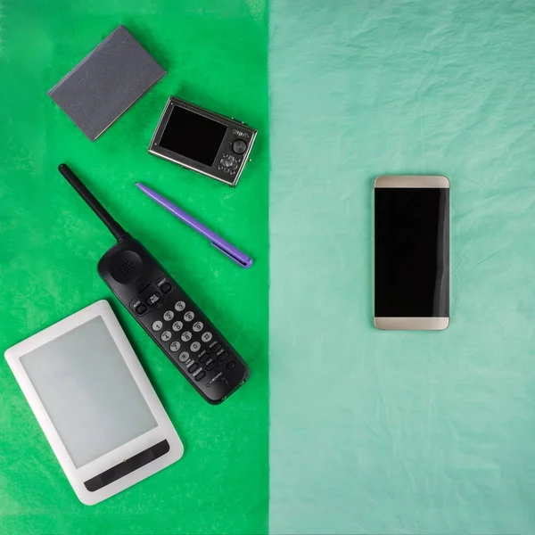 Teléfono Inteligente Las Cosas Que Reemplaza Diferentes Mitades Rectángulo Dos — Foto de Stock