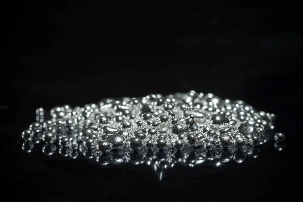 Куча Чистых Гранул Серебра Изолированный Черном Фоне Зеркала Селективный Фокус — стоковое фото