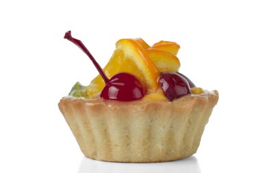 Beyaz bir arka plan üzerinde izole portakal, şekerli kiraz, kivi ve krema ile yapılan renkli meyve kek.