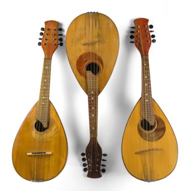 Üç klasik mandolin. Beyaz bir arka plan üzerinde izole edilmiş. Meydanda.
