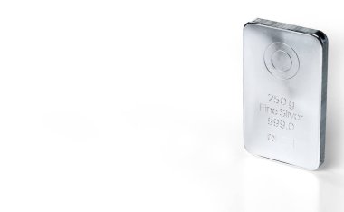 Beyaz arka planda izole 250 gram ağırlığında naneli gümüş goti.