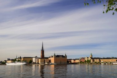 Sen Gölü 'nün yanından Riddarholmen ve Gamla Stan 'in görünümü. Stockholm, Isveç.