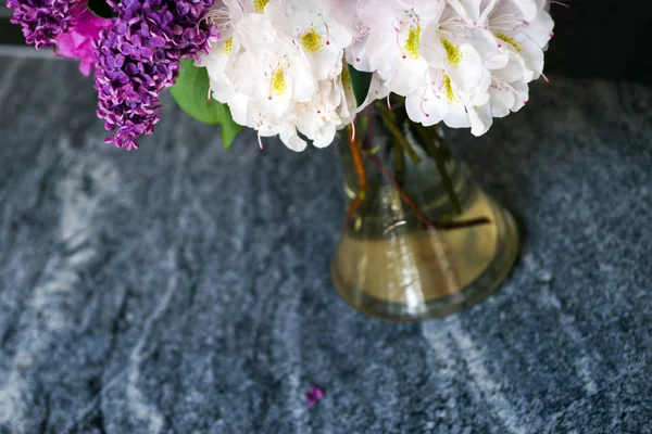 Bouquet Fleurs Dans Vase Verre Sur Fond Une Table Marbre — Photo