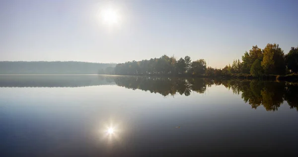 Панорама Ярким Солнцем Отражается Воде Озера Спокойствие Озере — стоковое фото