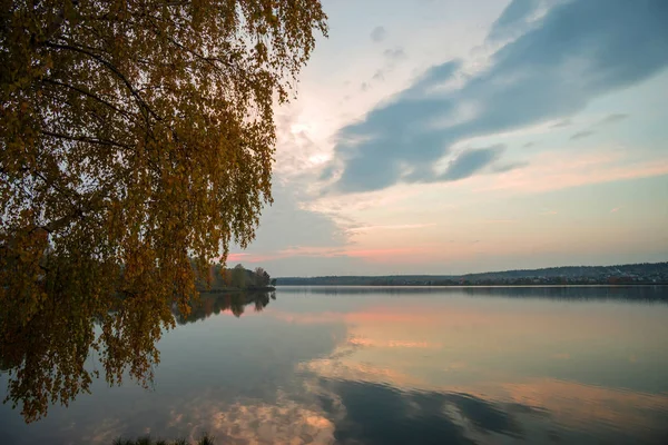 夕暮れ時の湖 水の中の空を反射する夕方の風景 秋の風景 — ストック写真