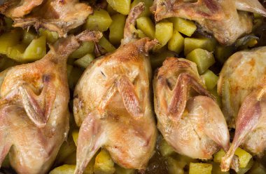 Patates ile pişirilen bıldırcın leşleri.