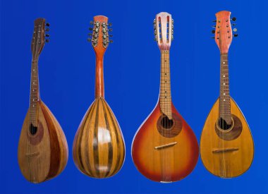 Mavi arka planda izole edilmiş dört farklı mandolin. Barok yaylı müzik aletleri.