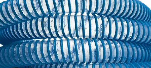 Manguera Acanalada Plástico Azul Con Gotas Agua Dentro Tiro Panorámico — Foto de Stock