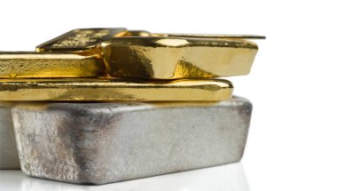 Beyaz bir arka plan üzerinde izole farklı ağırlıkta birkaç altın ve gümüş çubuklar.