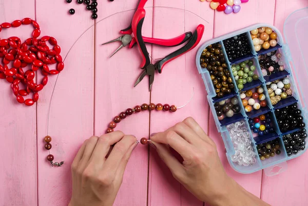 Κατασκευές Κοσμημάτων Χειροποίητο Βραχιόλι Από Χρωματιστές Χάντρες Γυναικεία Χέρια Ένα — Φωτογραφία Αρχείου