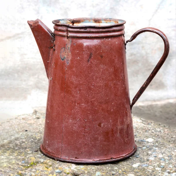 Vintage Emaillierter Wasserkocher Alte Emaillierte Teekanne Von Brauner Farbe Selektiver — Stockfoto