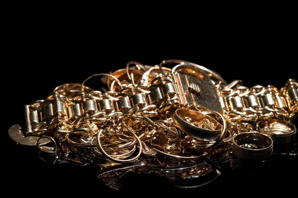 Beberapa Perhiasan Emas Dengan Latar Belakang Berwarna Hitam Fokus Selektif — Stok Foto