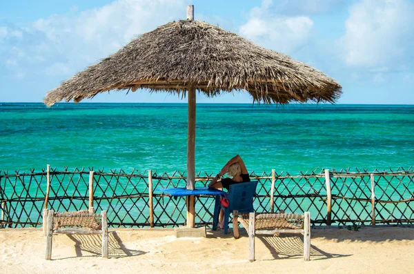 Mujer Orilla Las Vistas Admirables Del Océano — Foto de Stock