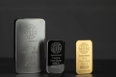 Kyiv, Ukrayna - 28 Mayıs 2020, İsviçre 'deki Argor-Heraeus fabrikası tarafından üretilen Gümüş ve Altın Çubuklar dünyanın en büyük değerli metal işlemcilerinden biridir. Karanlık bir arka planda.