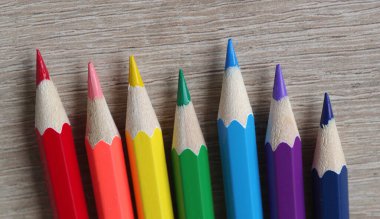 Masanın üzerinde bir renkli kalem seti var. Gökkuşağı biçimi. 