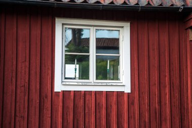 İsveç ulusal geleneği. İsveç geleneksel evinin penceresindeki mumlar..