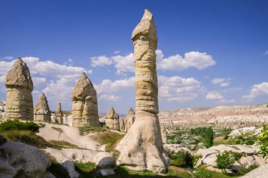 Kapadokya, Türkiye 'de inanılmaz kumtaşı oluşumları. Gün batımında Goreme yakınlarındaki vadi manzarası. Güneşli havada görüntüle.