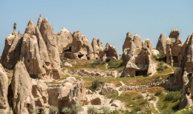 Goreme yakınlarındaki antik mağara mahallesi, Kapadokya, Türkiye. Uçurum konutlarına bak.