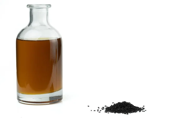 Garść Nasion Czarnego Kminku Czarnego Oleju Nasion Butelce Odizolowanej Białym — Zdjęcie stockowe