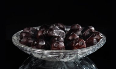 Karanlık ayna arka planında kurutulmuş bir sürü tarihi olan kristal tabak..