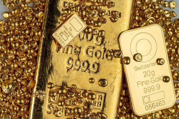 Zlaté Pruty Různých Hmotností Hromada Čistých Zlatých Granulí — Stock fotografie
