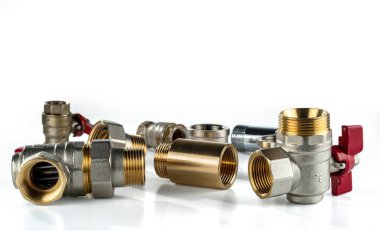 Pirinç top valfları ve çeşitli pirinç ve paslanmaz çelik hijyenik tesisatları beyaz arka planda izole edilmiş..