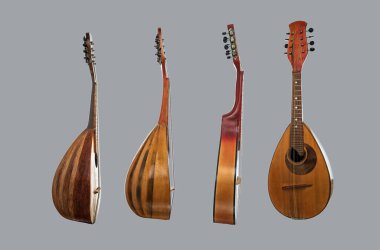Gri arka planda dikey olarak sıralanmış dört farklı mandolin..