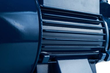 Beyaz arka planda elektrik motorunun konutu.