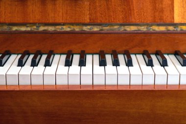 Kahverengi dik bir piyanonun klavyesi. Seçici odak. 