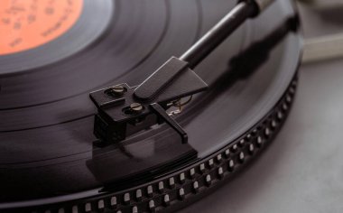 DJ 'in müziği karıştırması için ses teknolojisi. Siyah plak kaydı..