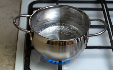 Paslanmaz çelik tenceredeki su gaz sobasında ısıtılır..