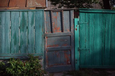 Eski bir çit ve kabuğu soyulmuş bir kapı..