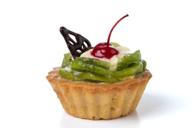 Beyaz arka planda kivi, kiraz şekeri ve çikolatadan yapılmış renkli meyveli pasta.. 