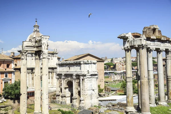 古代ローマの帝国のフォーラムのイタリアのローマ遺跡 セプティミウス セウェルスと土星の寺院のアーチ — ストック写真